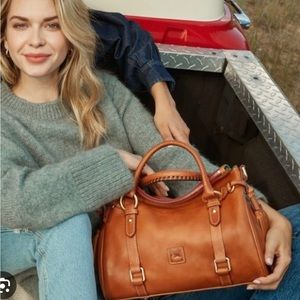 Christmas Sale 🎄🎅Dooney and Bourke Florentine Small Satchel